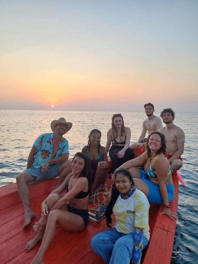 Lucky Sun Saracen Bay Hostel Đảo Koh Rong Samloem Ngoại thất bức ảnh