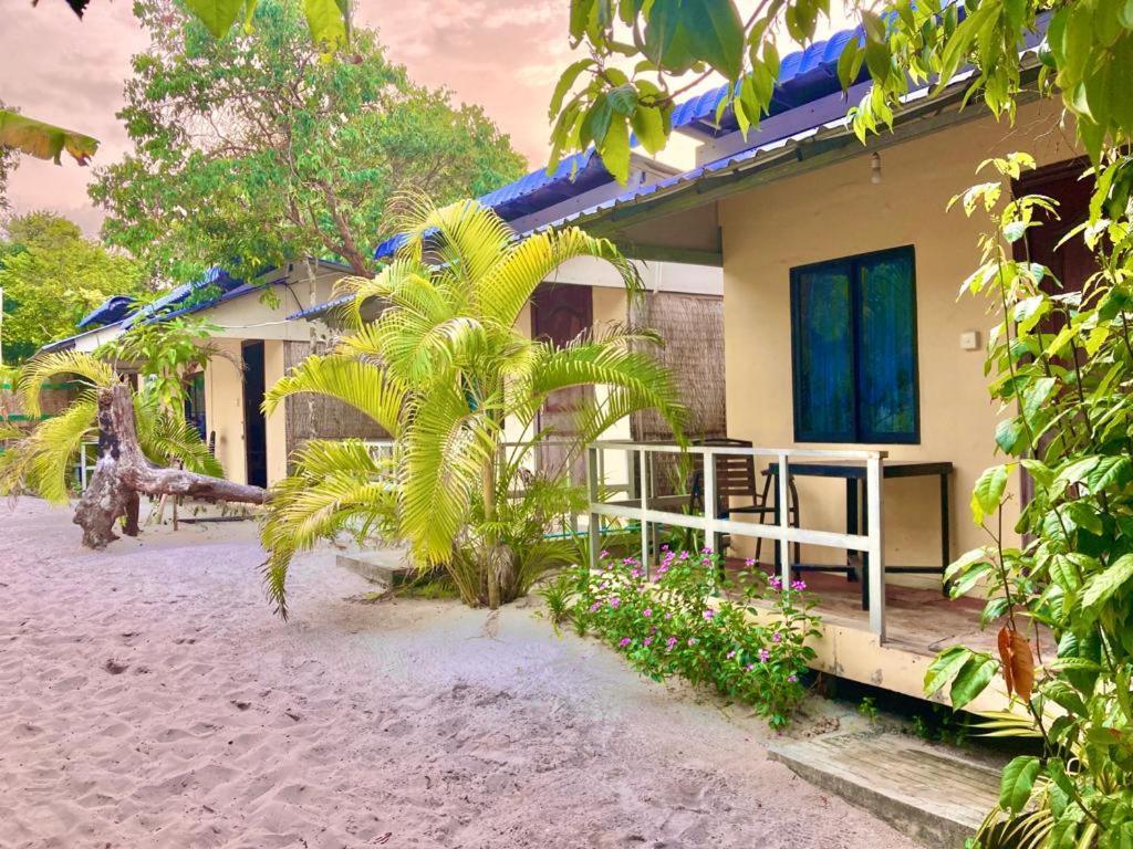 Lucky Sun Saracen Bay Hostel Đảo Koh Rong Samloem Ngoại thất bức ảnh