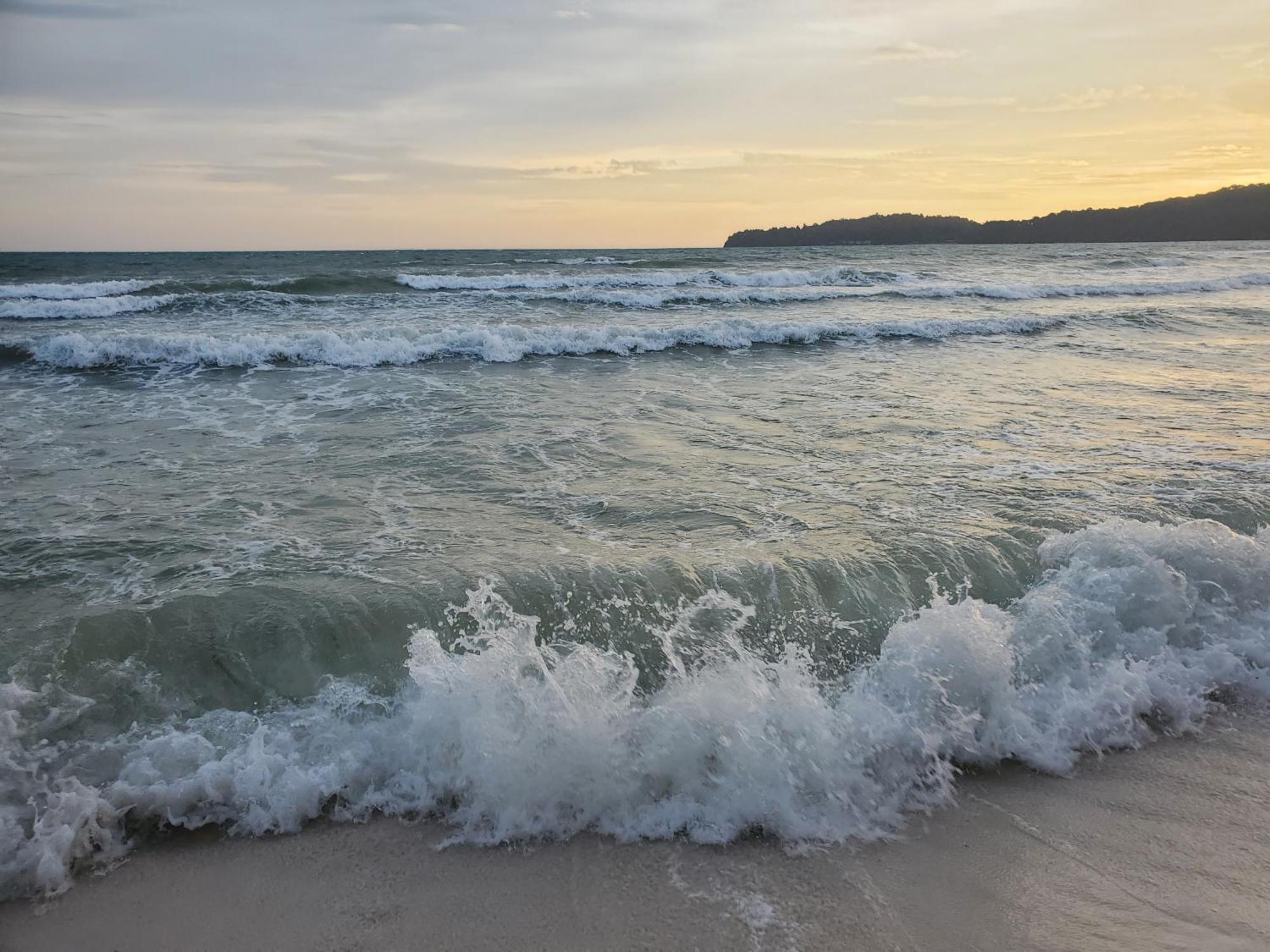 Lucky Sun Saracen Bay Hostel Đảo Koh Rong Samloem Ngoại thất bức ảnh